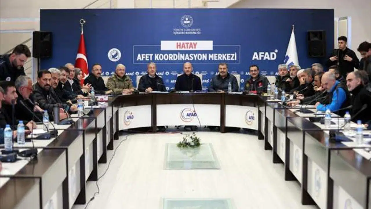 Bakanlar Akar ve Koca, Hatay'daki depreme toplantıda yakalandı