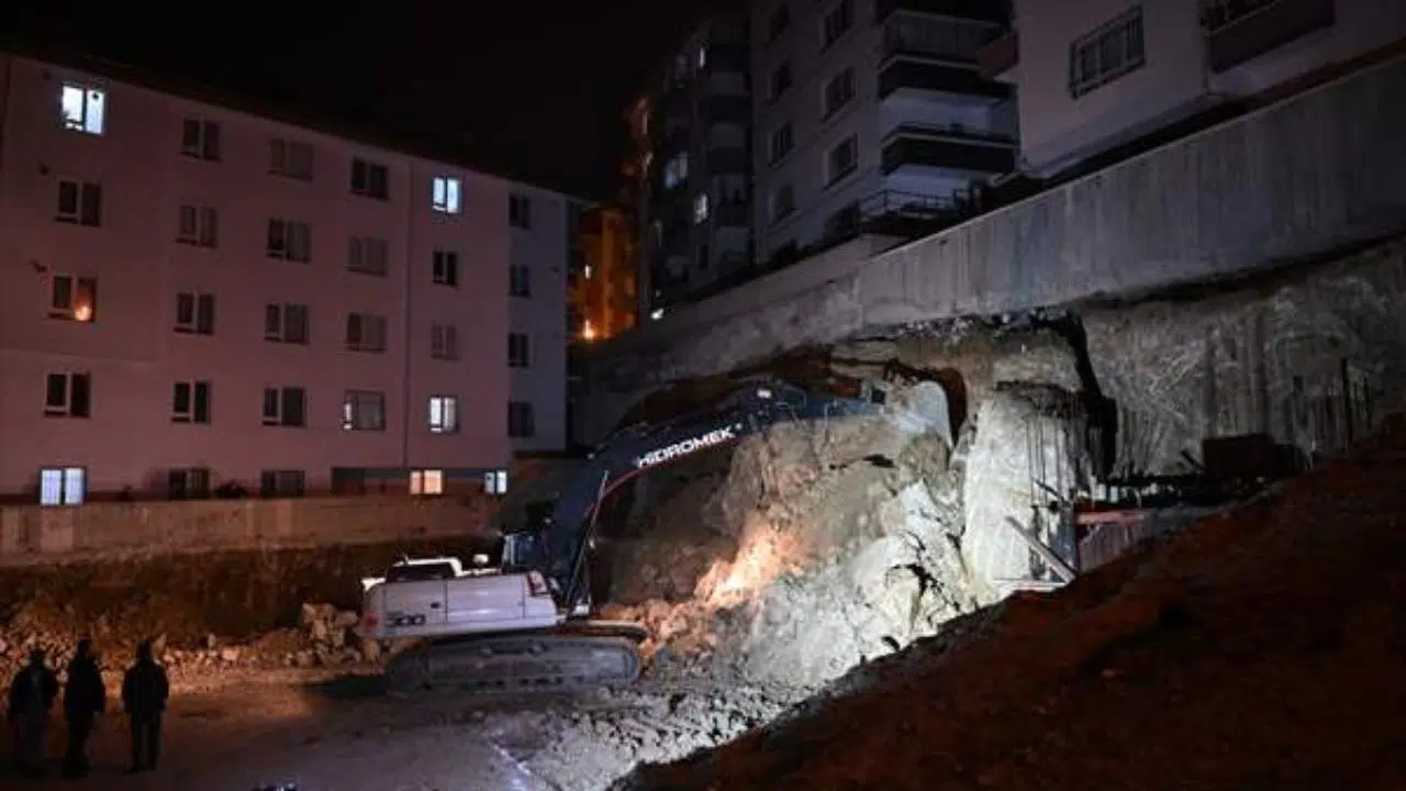 Bitişiğindeki binaların temeline zarar verildi! Hasar gören binalar boşaltıldı!