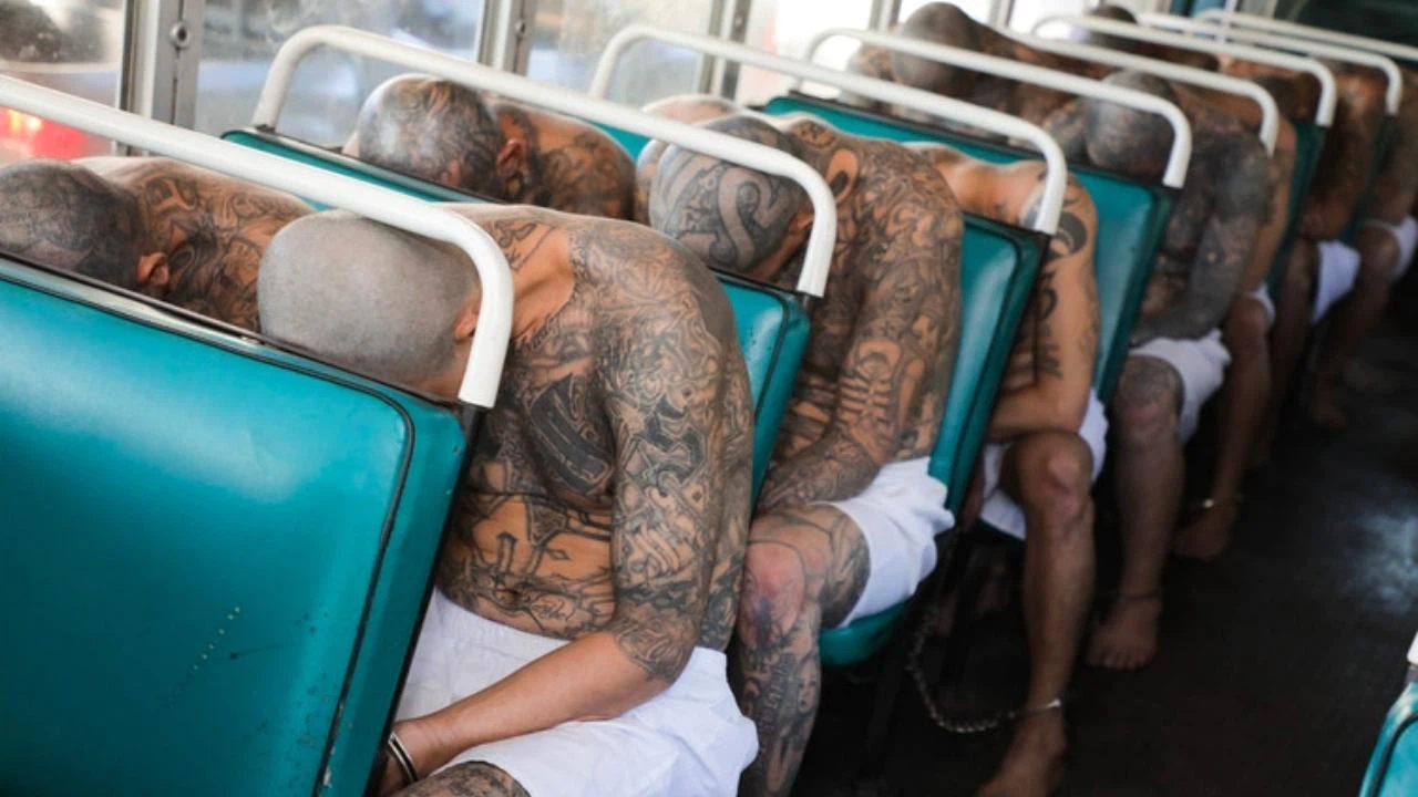 El Salvador'da 2 bin çete üyesi nakledildi