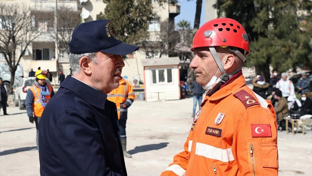 Bakan Akar'dan enkazdan 326 canı çıkaran Mehmetçiğe tebrik ziyareti
