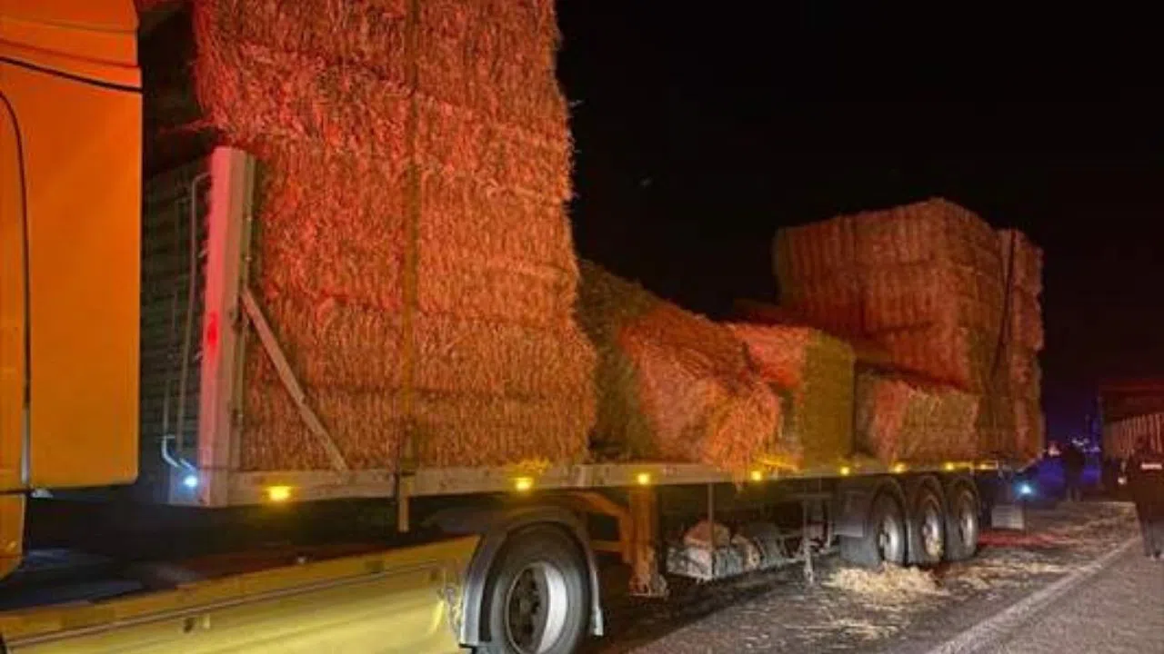 Düşen saman balyalarına 2 araç çarptı: 6 yaralı!