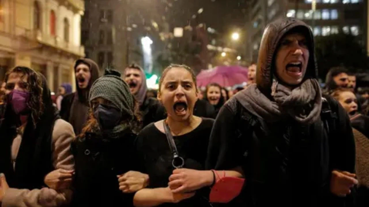 Polis ve göstericiler arasında çatışma!