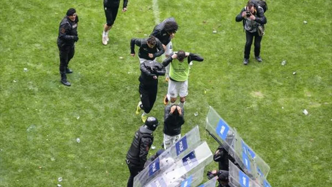 Bursaspor-Amed Sportif Faaliyetler maçında polis sahaya indi!