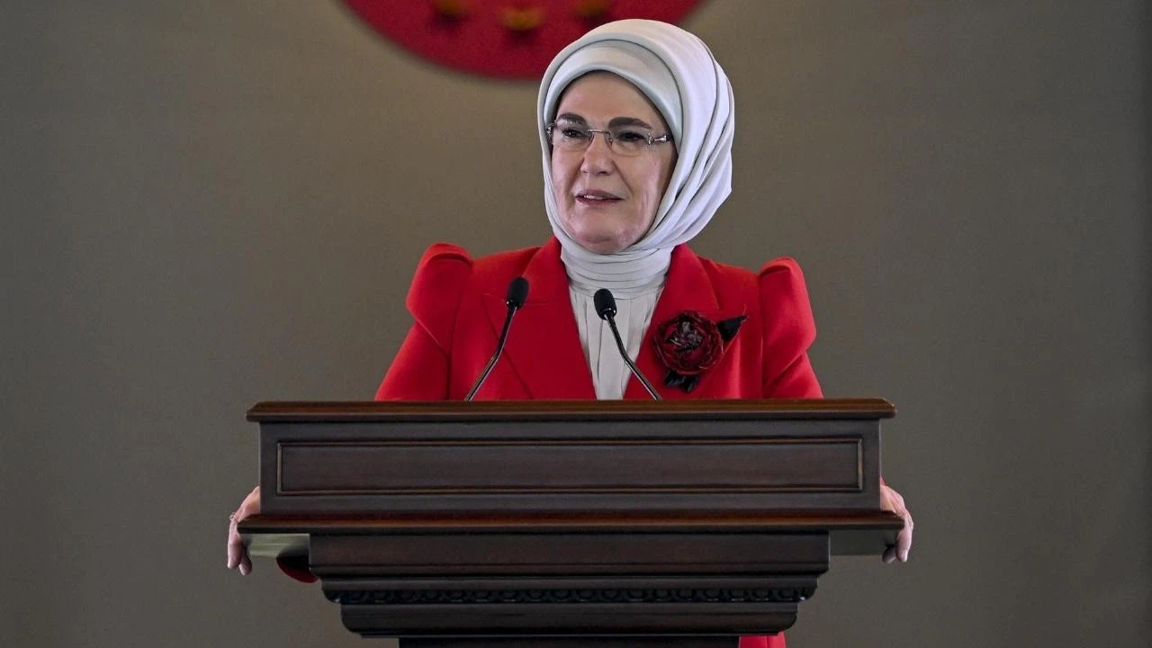 Emine Erdoğan, Avrupa şampiyonu Mete Gazoz'u kutladı
