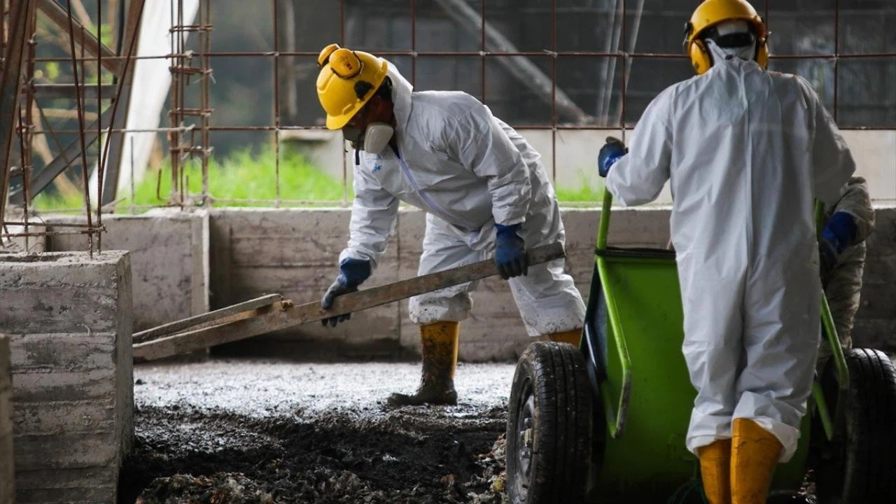 Ekvador’da ele geçirilen kokain, betona dönüştürülüyor
