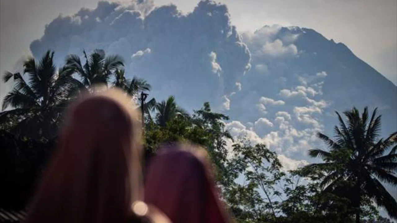 Endonezya'da yanardağ alarmı: 100 metreye kadar yükseldi
