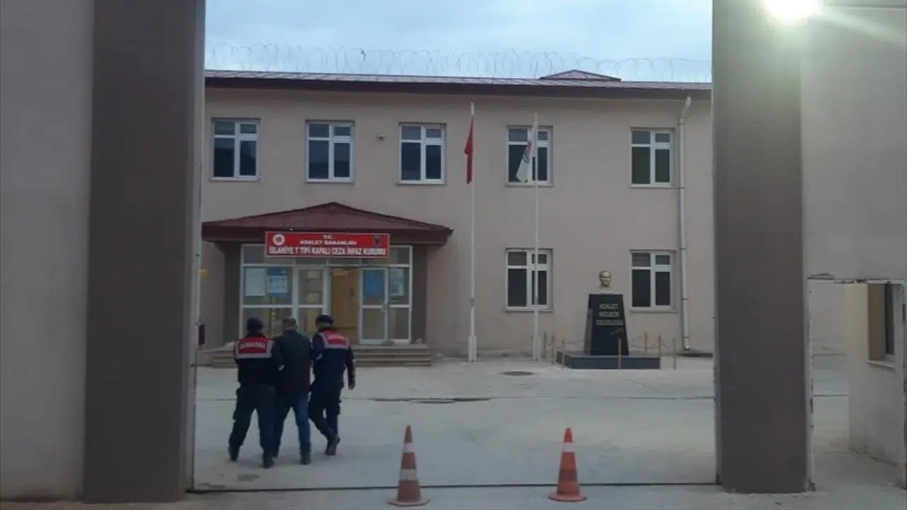 Depremzedelerin çadırlarını çaldı!