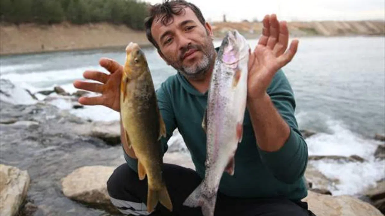Depremzedeler balık tutarak moral buluyor!