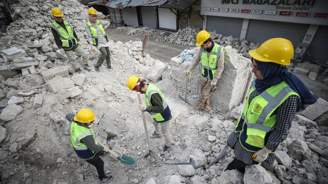 Hatay'daki kültür varlıklarını kurtarma çalışmalarına öğrenciler katılıyor!
