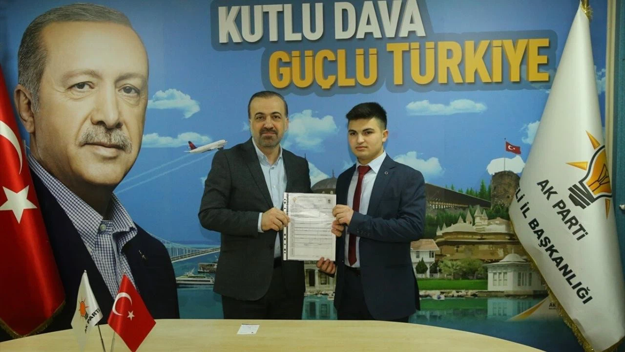 18 yaşındaki genç, AK Parti'den milletvekili aday adaylığına başvurdu!
