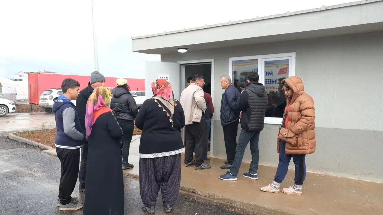 Gaziantep'te 214 prefabrik ev depremzedelere teslim edildi!