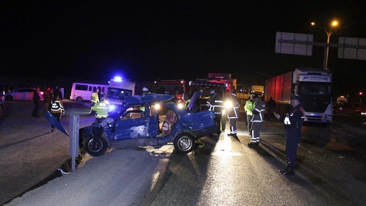 Uşak'ta feci kaza! Otomobil tırın altına girdi!