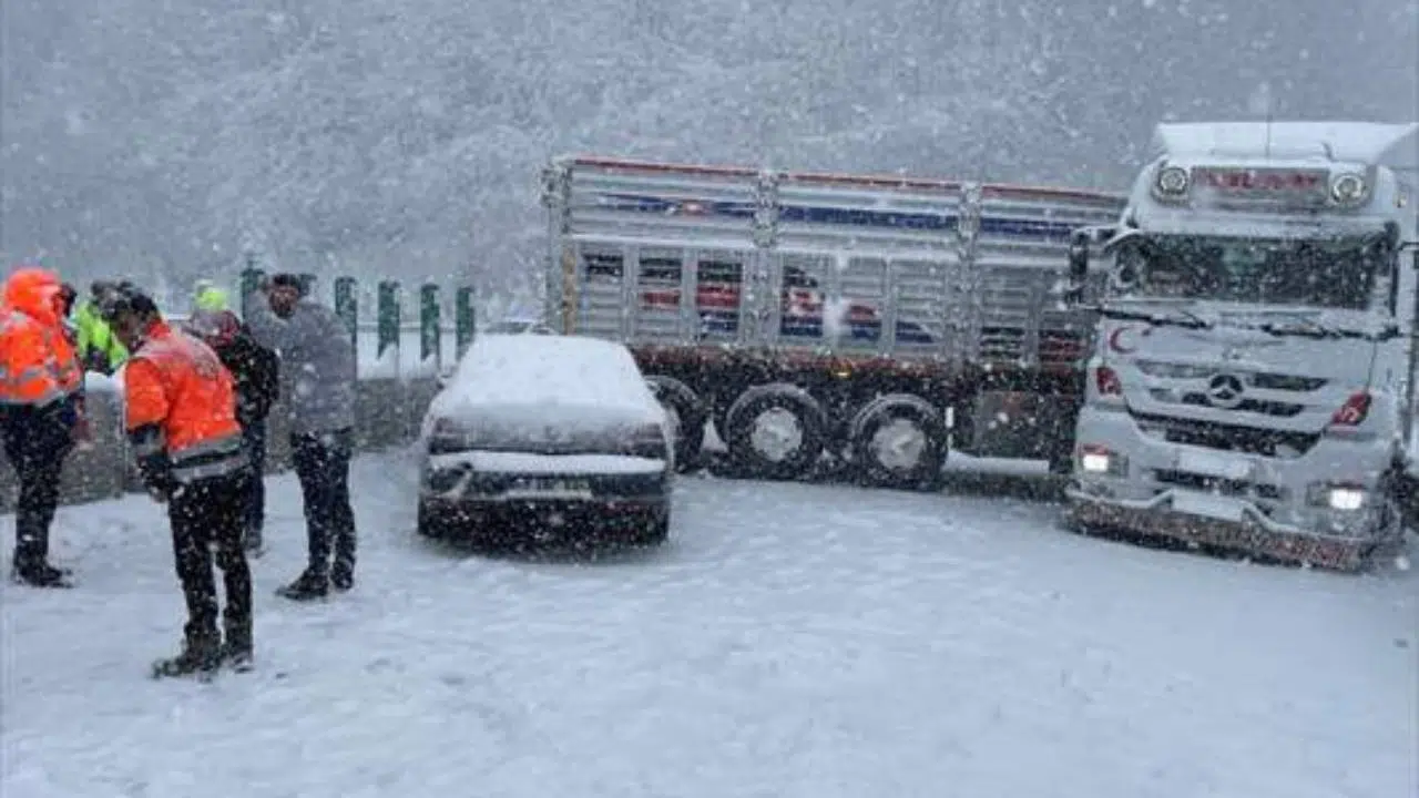 Bolu'da makaslayan tır ulaşımı aksattı