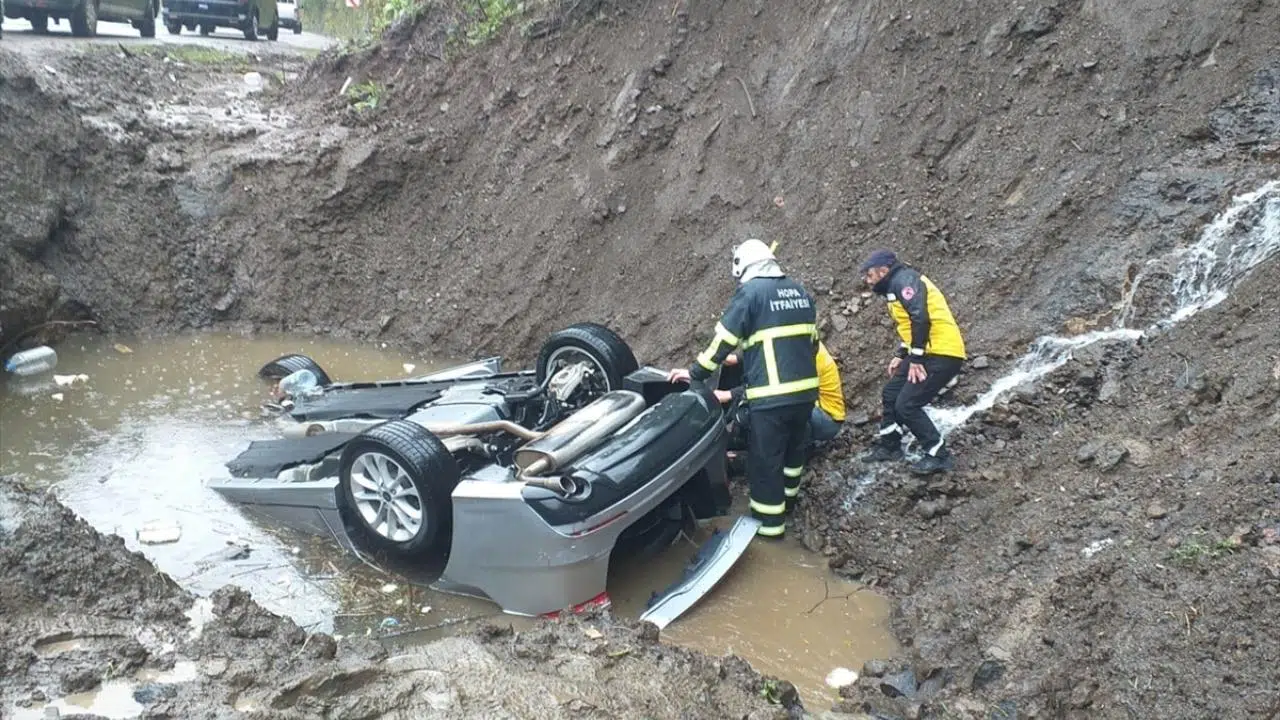 Artvin'de otomobil devrildi! 2 ölü