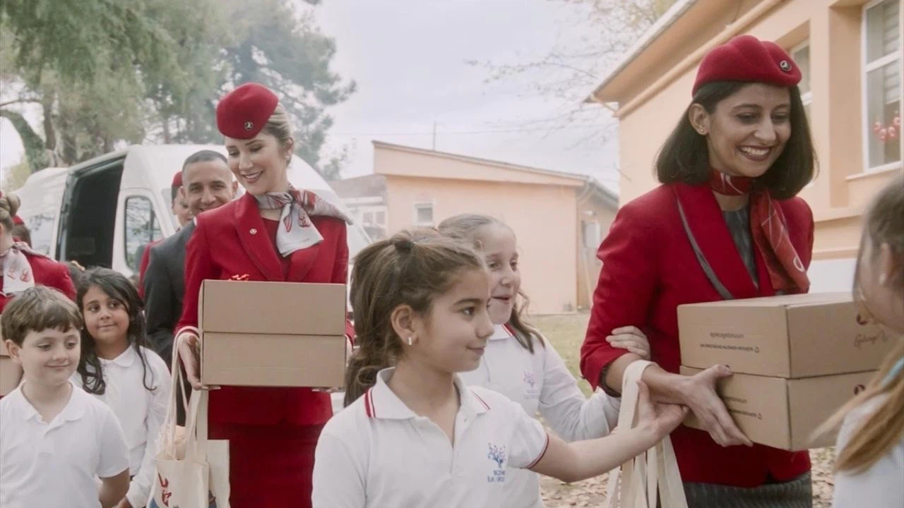 THY kabin memurlarının çantaları depremzede çocuklara bot oldu