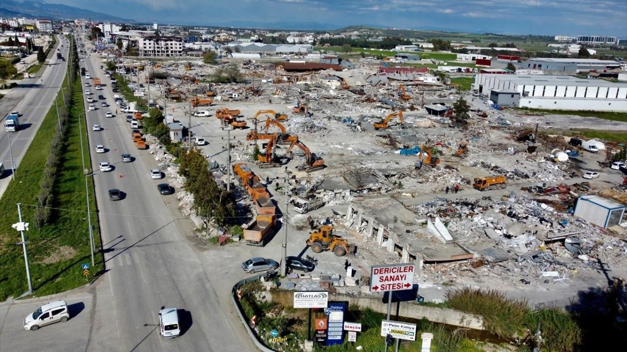 Hatay'da tamamen yıkılan 45 yıllık sanayi sitesinin enkazı kaldırılıyor