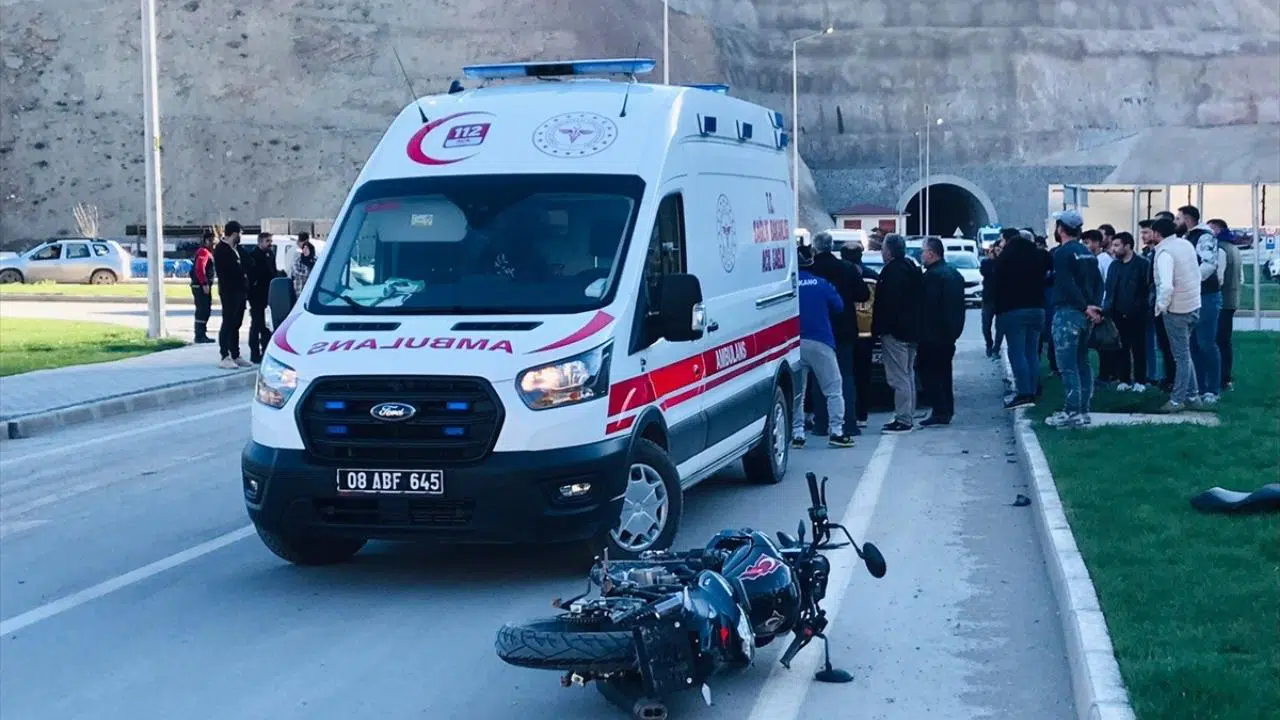 Artvin'de kamyonetle motosikletin çarpıştı! 2 kişi yaralandı