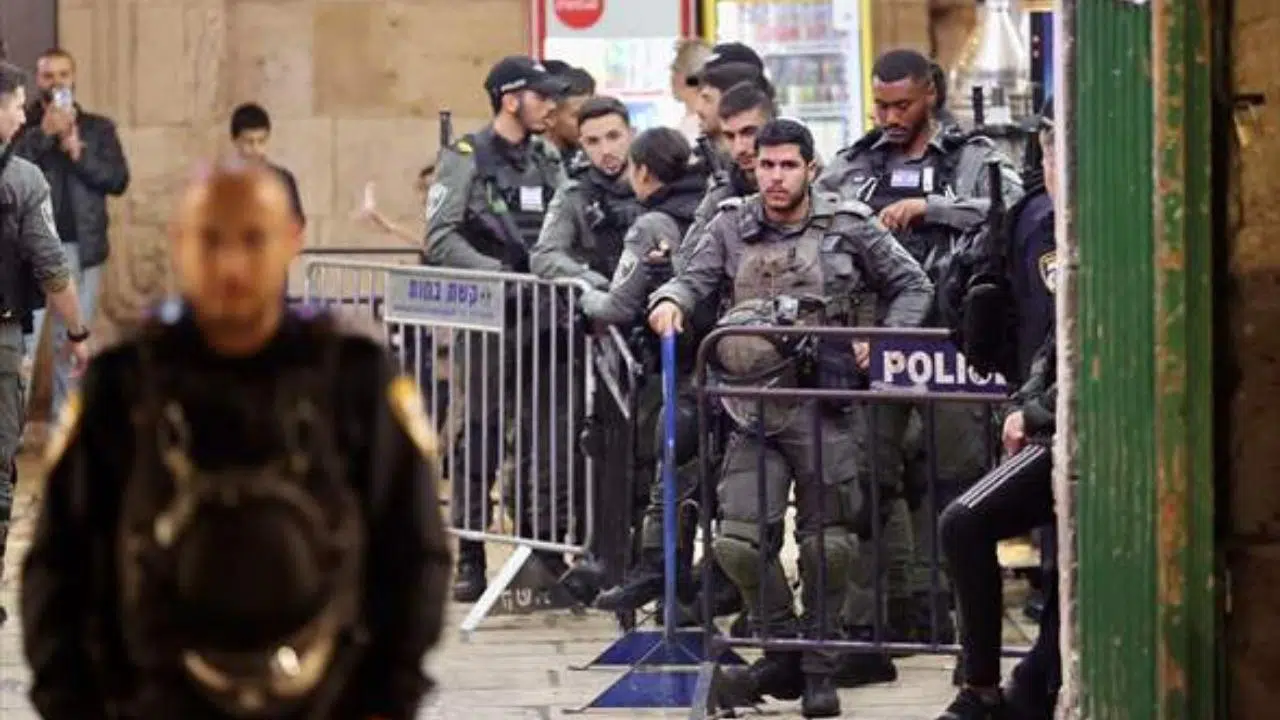 Sabah namazında Mescid-i Aksa'ya baskın!