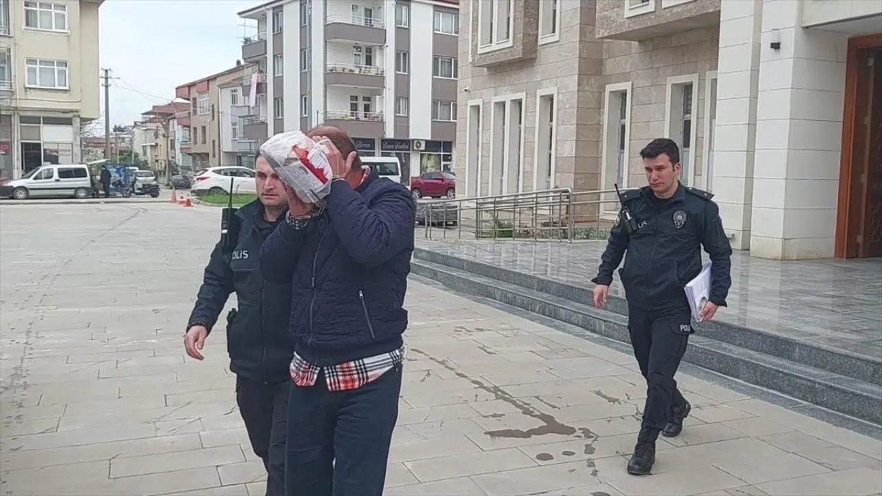 Caminin bağış kutusundan para çaldı!