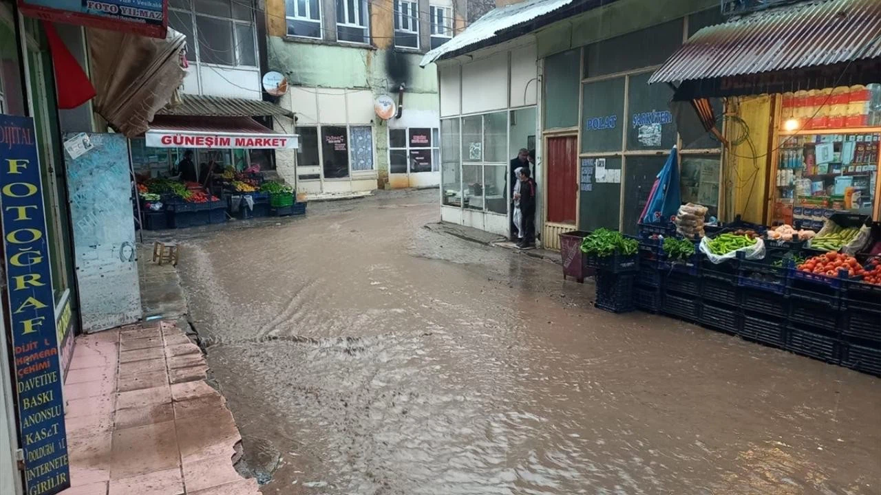 Elazığ'da sağanak su baskınlarına neden oldu