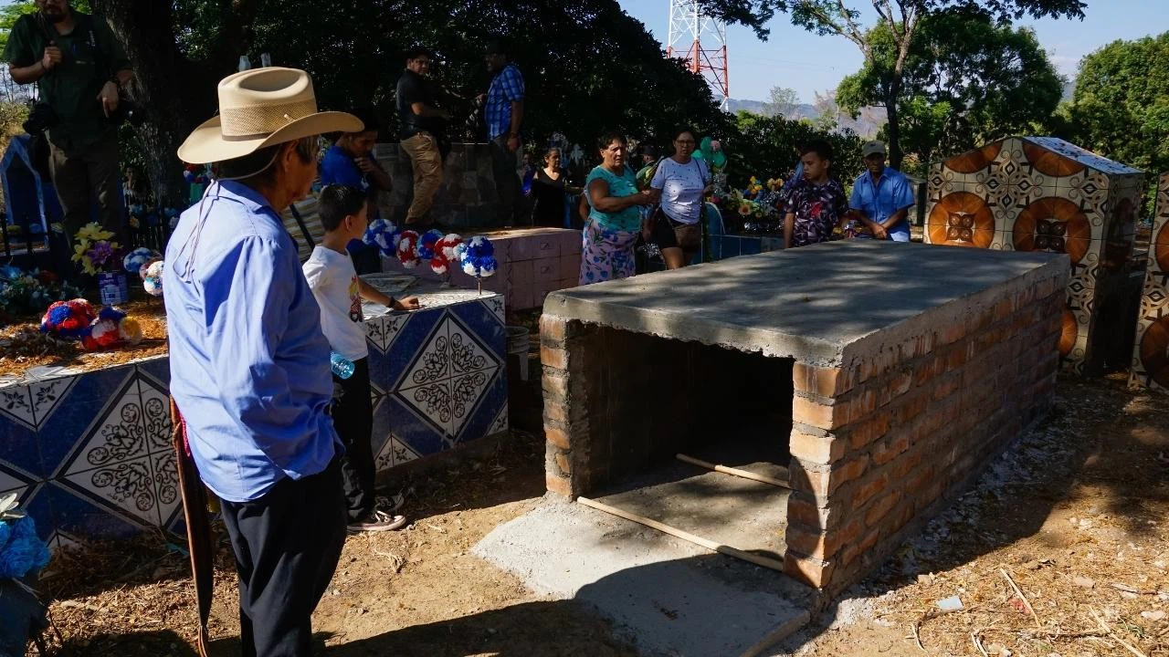 Meksika'da çukurlara gömülmüş halde onlarca ceset çıkarıldı!