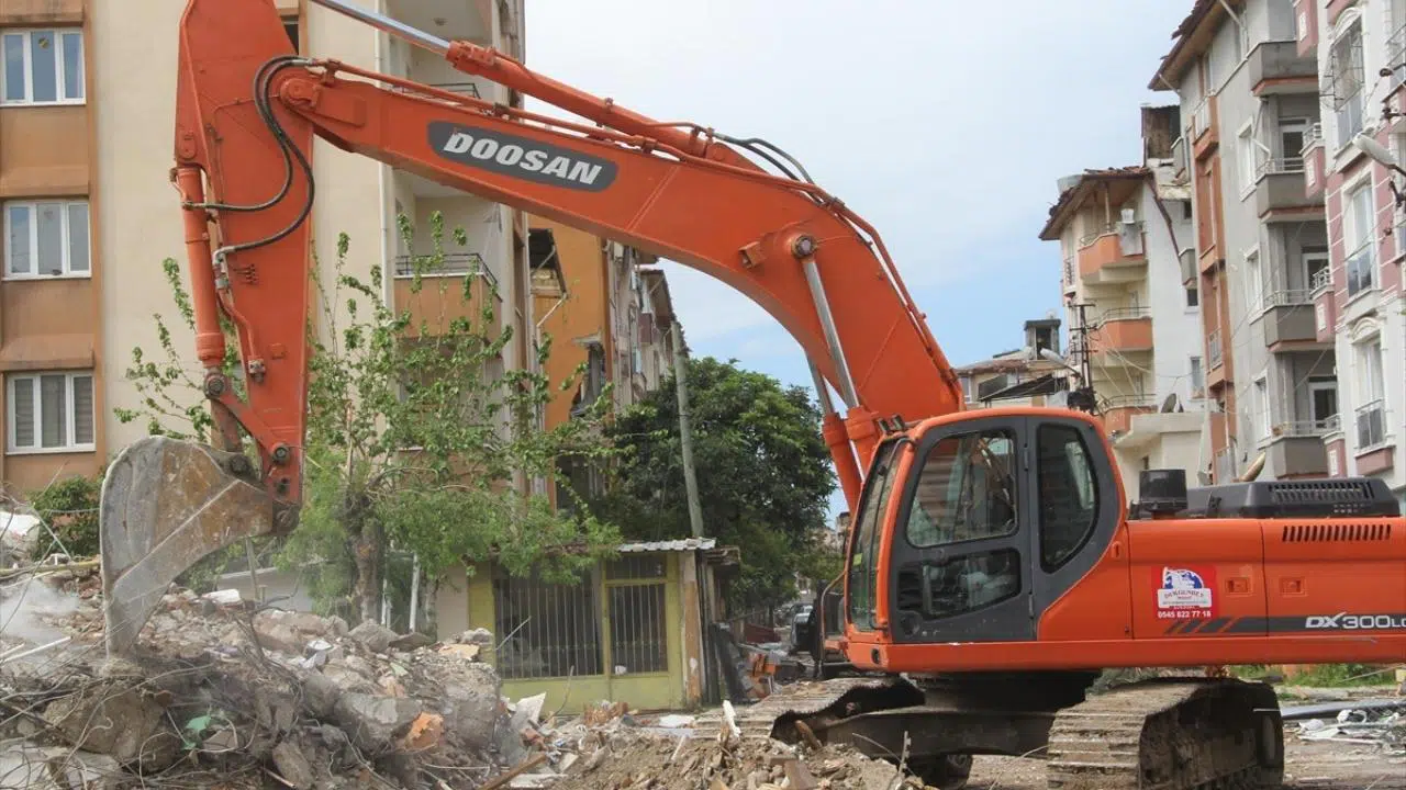 Hatay'da enkaz kaldırma çalışmaları sürüyor
