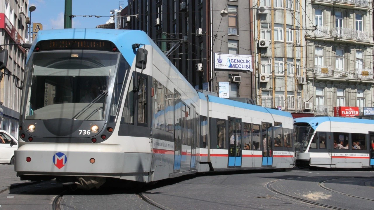 Güngören'de tramvay raydan çıktı!
