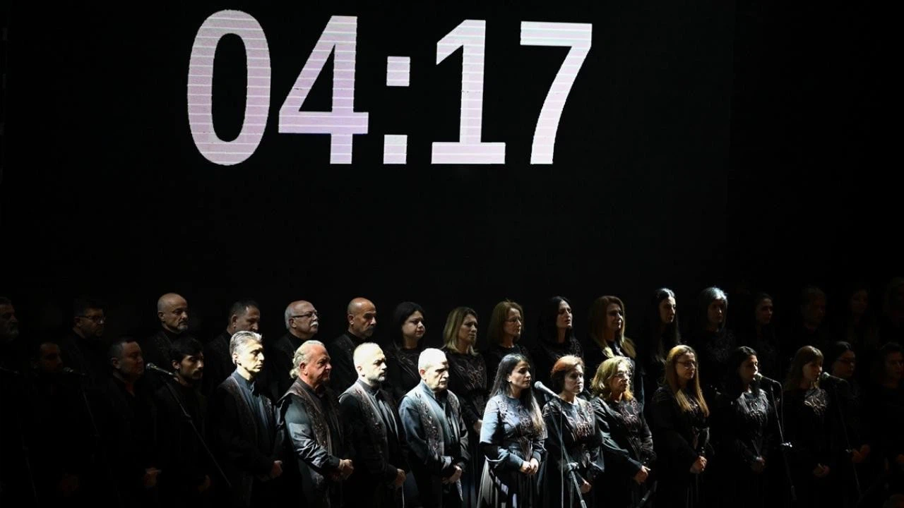 Depremlerde 7 üyesini kaybeden Antakya Medeniyetler Korosu, İzmir'de konser verdi