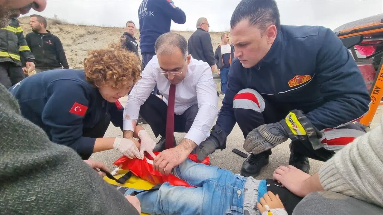 İki otomobil çarpıştı! 1 kişi öldü, 6 kişi yaralandı