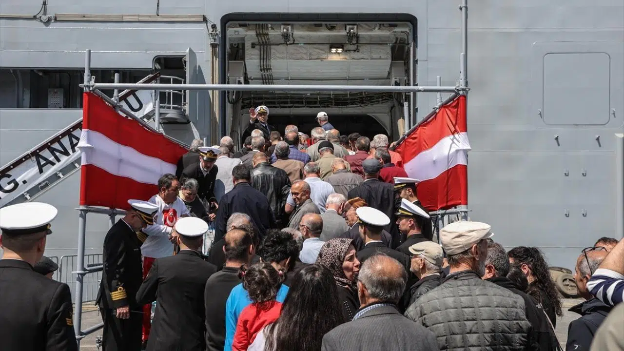 TCG Anadolu gemisi, ziyaretçi akınına uğradı
