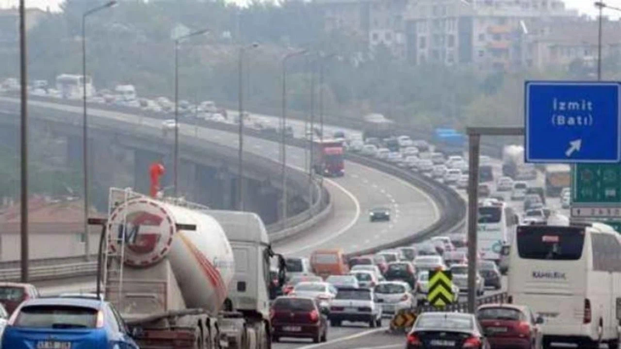 TEM'de kamyon, otomobile çarptı!