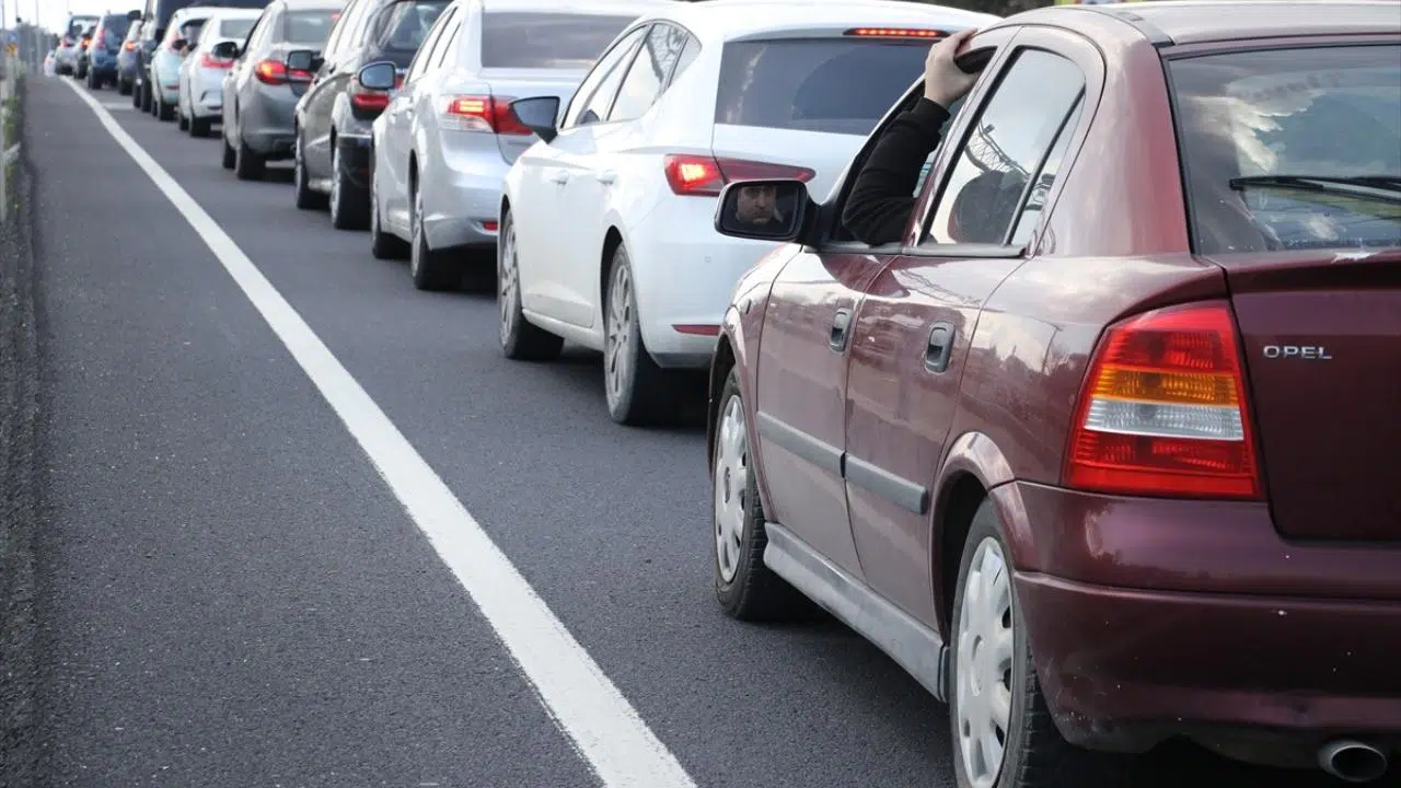 İstanbul-İzmir Otoyolu'nda bayram tatili yoğunluğu yaşanıyor