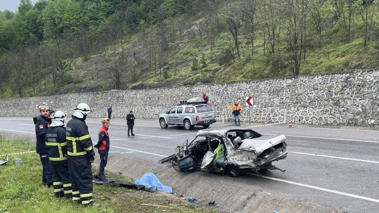 Zonguldak'ta otomobil istinat duvarına çarptı! 3 kişi öldü