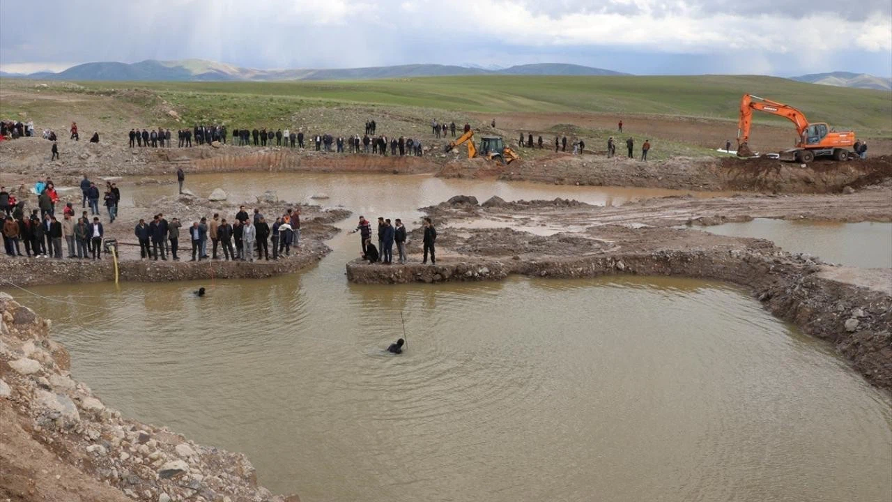 Büyükbaş hayvanı çıkarmak için gölete giren çocuk boğuldu!