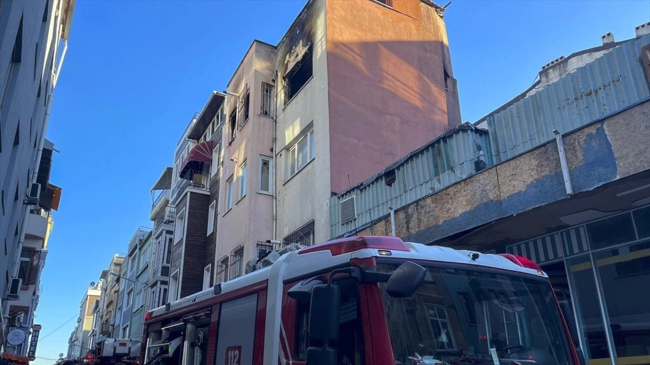 Beyoğlu'nda 4 katlı binada yangın!