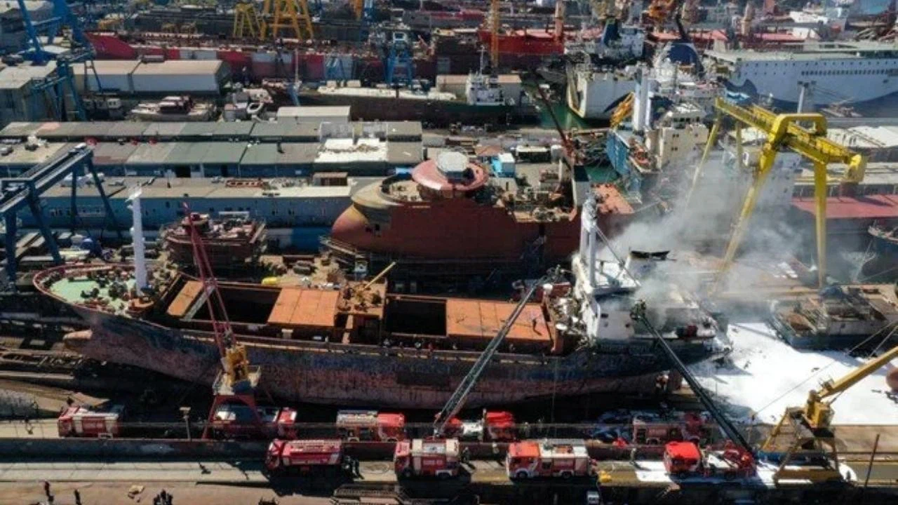 Tuzla'da tersanede bakıma alınan yük gemisinde yangın çıktı