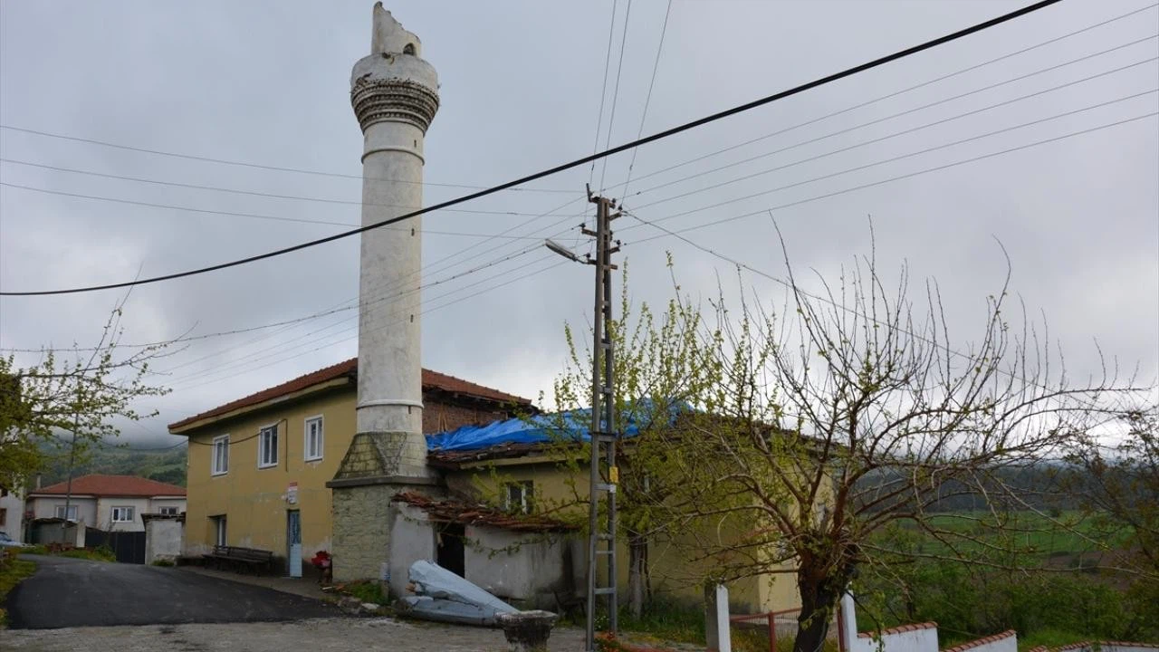 Bilecik'te minareye yıldırım isabet etti!