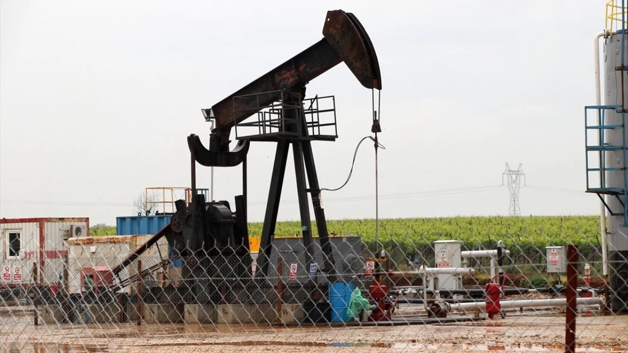 Manisa'daki petrol kuyusundan numune çıkarılıyor!