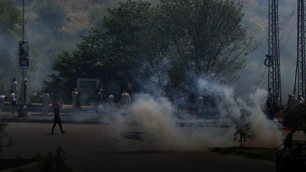 Pakistan'da kaos büyüyor: Ordu göreve çağrıldı