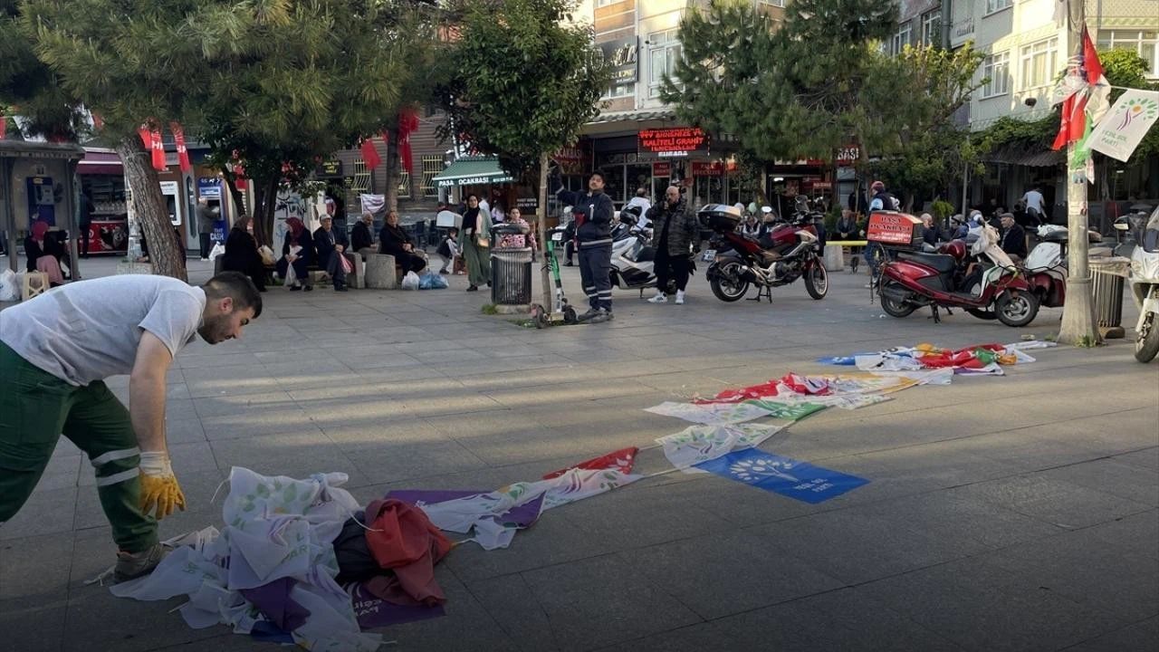 İstanbul'da siyasi partilerin bayrak ve pankartları toplanıyor