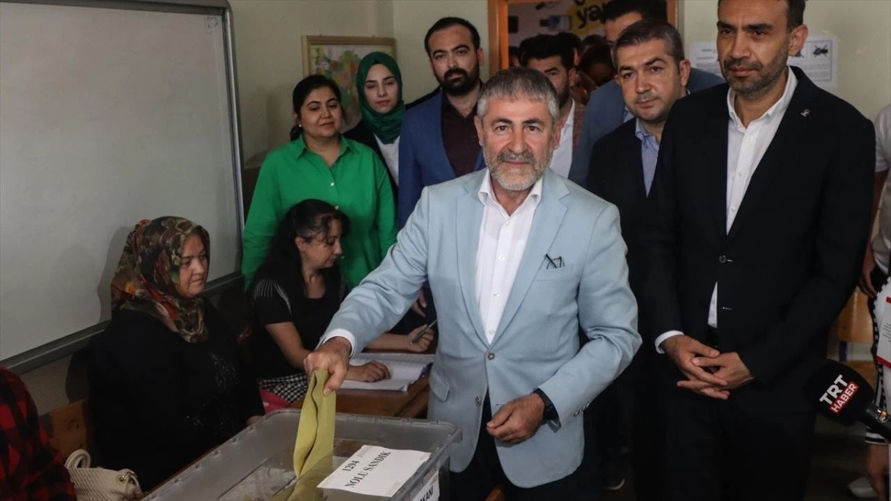 Hazine ve Maliye Bakanı Nebati oyunu Mersin'de kullandı