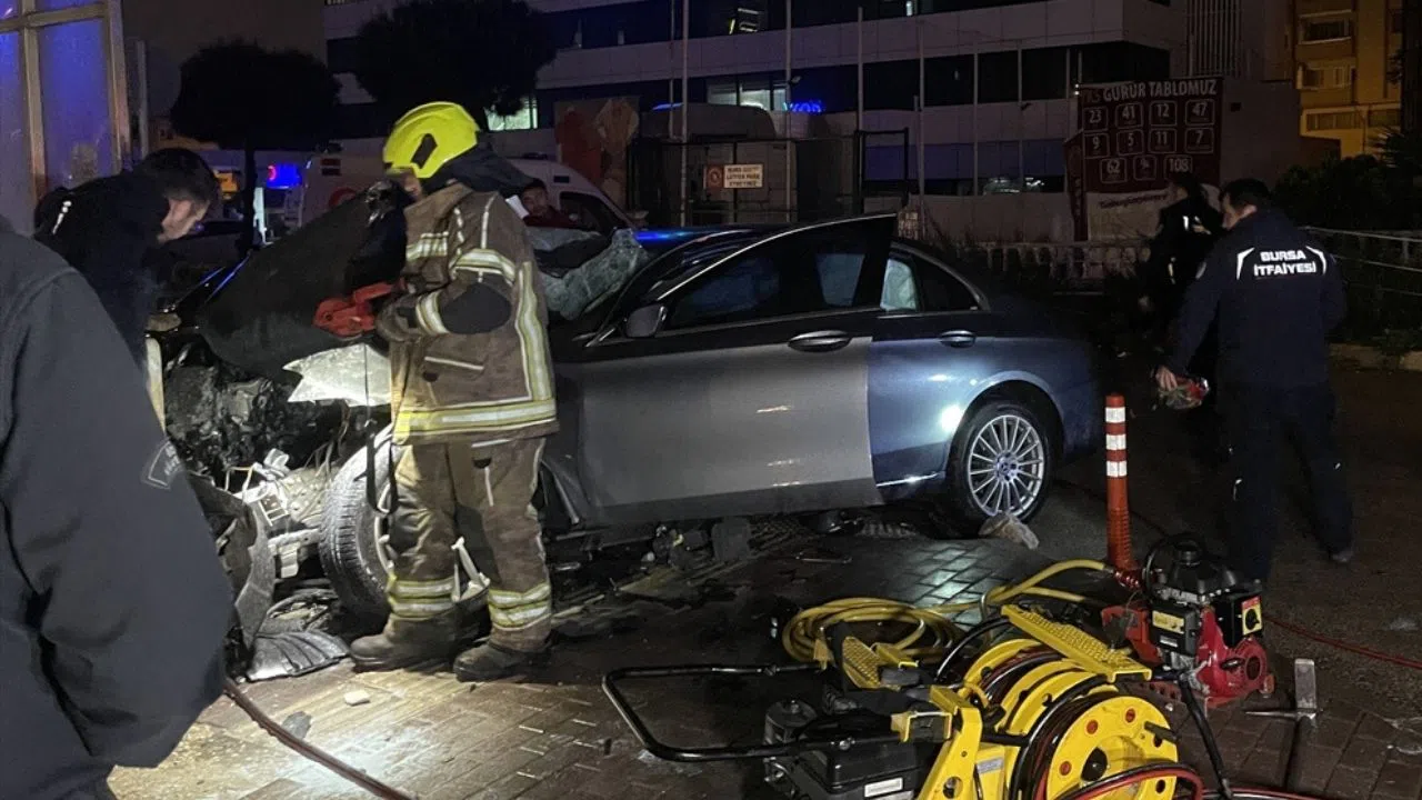 Otomobil metro hattının duvarına çarptı! 3 ölü!