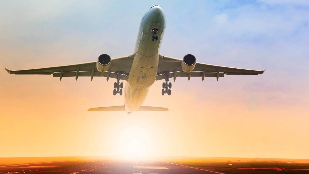 Emniyet kemeri takmayınca uçaktan indirildi!