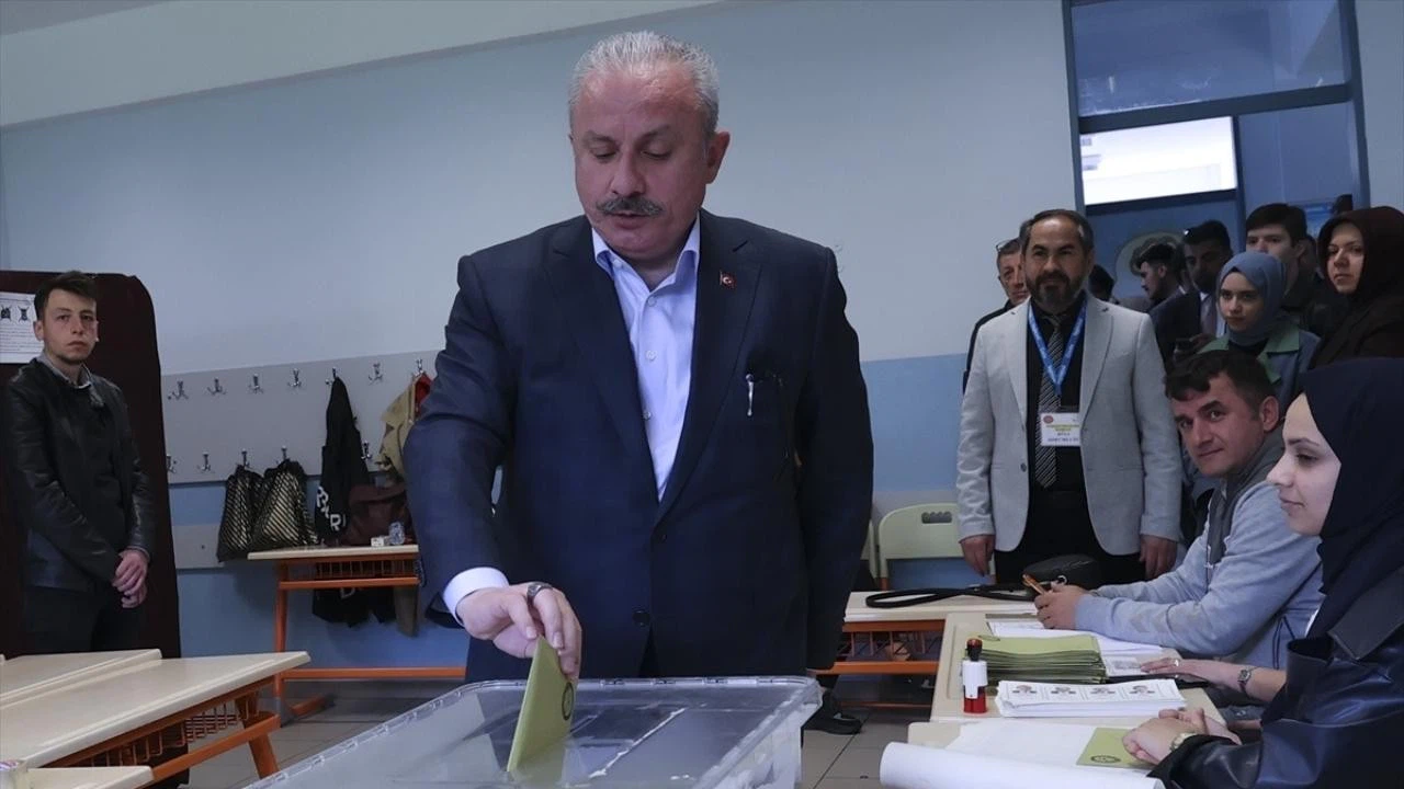 TBMM Başkanı Şentop, Üsküdar'da oyunu kullandı