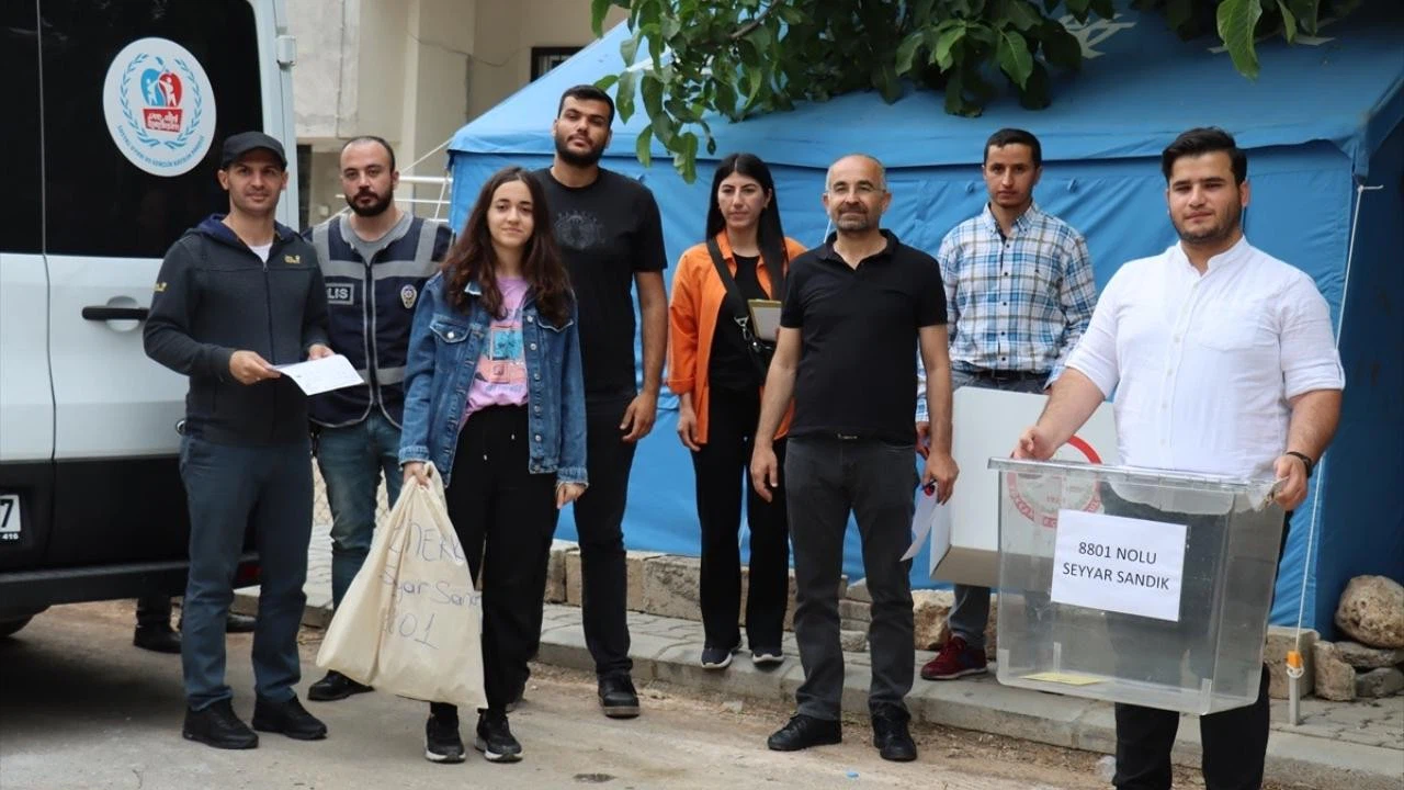 Hasta ve engelliler "seyyar sandık" ile oylarını kullandı