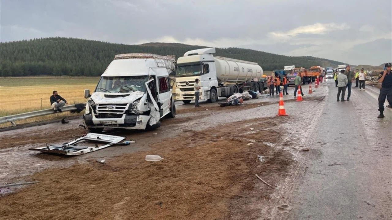 TAG Otoyolu'nda zincirleme kaza: 2 ölü, 20 yaralı