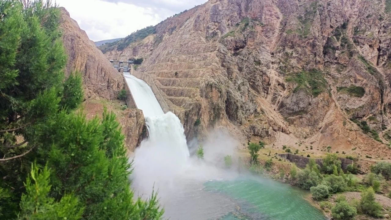 Sivas'ta Kılıçkaya Barajı doldu, kapakları açıldı