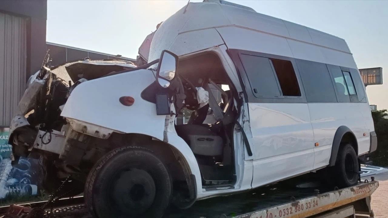 Sporcuları taşıyan minibüs kamyona çarptı! 1 ölü, 16 yaralı!