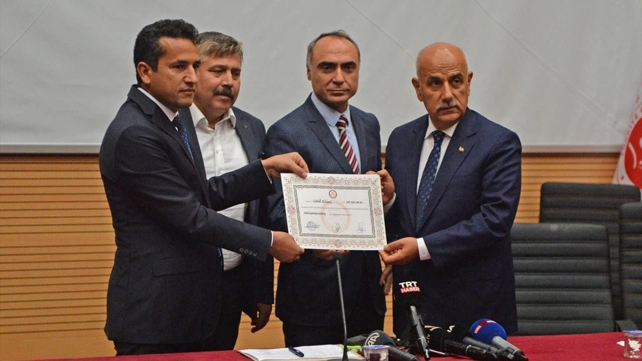 Bakanı Kirişci, Kahramanmaraş'ta mazbatasını aldı