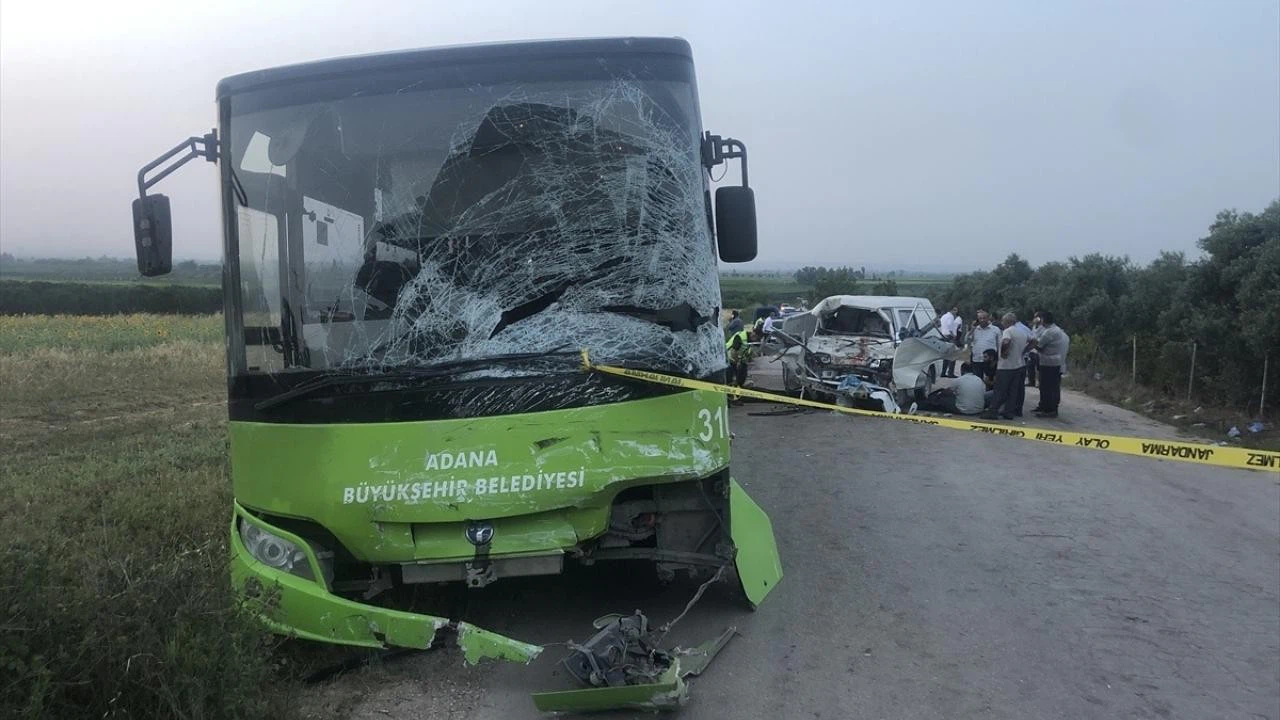Belediye otobüsü ile minibüs çarpıştı! 2 ölü 10 yaralı!